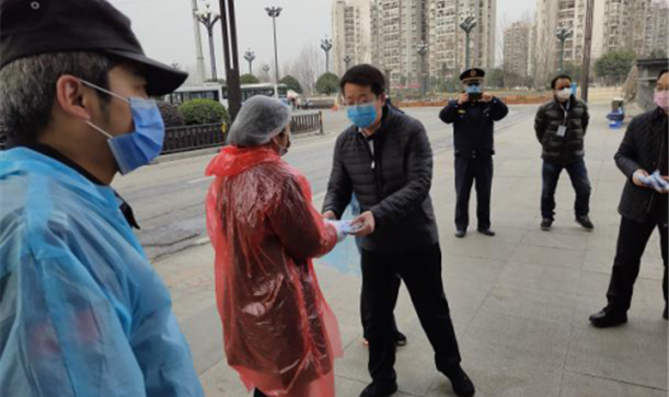凯发在线平台集团董事长张启明到新都客运枢纽站检查疫情防控工作